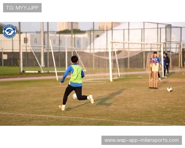 上海申花快速反击推进，三脚传递完成射门