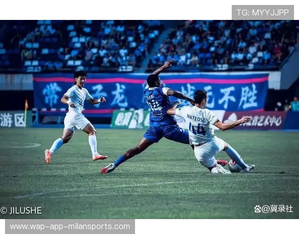 石家庄功夫新援门前补射快一步，防守来不及伸脚